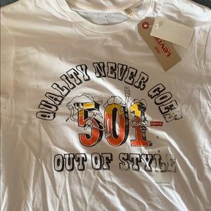 Levi’s T-shirt BNWT. Small